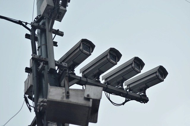 camera-3762055_640 Bild, auf dem mehrere Kameras auf einem Mast installiert sind